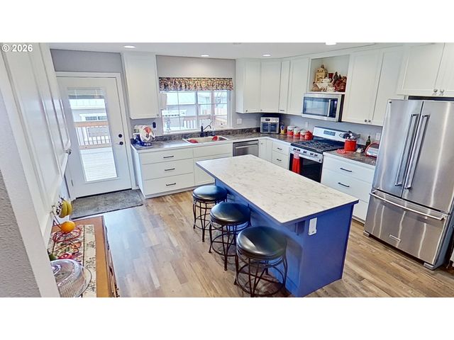 241 Se JOHNSON St, Winston, OR 97496