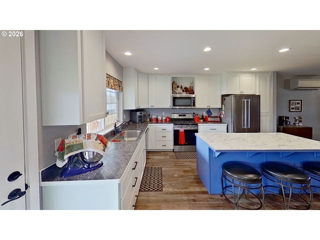 241 Se JOHNSON St, Winston, OR 97496