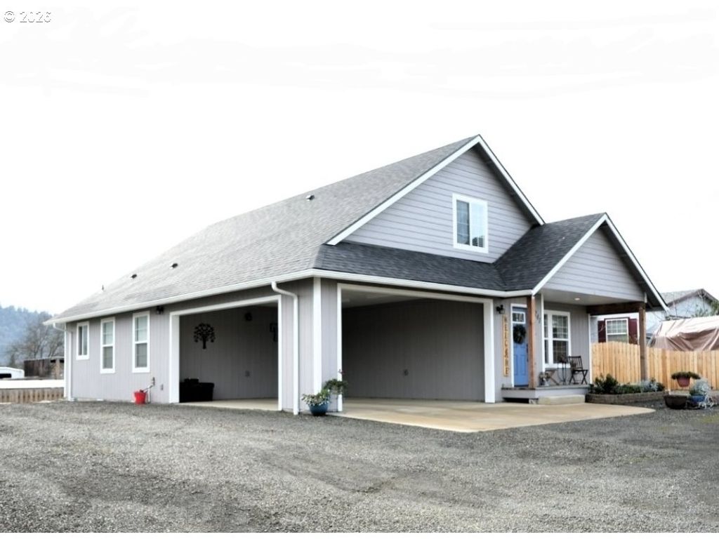 241 Se JOHNSON St, Winston, OR 97496