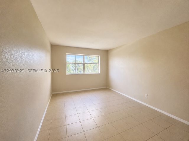 3600 NW 21st St 313, Lauderdale Lakes, FL 33311
