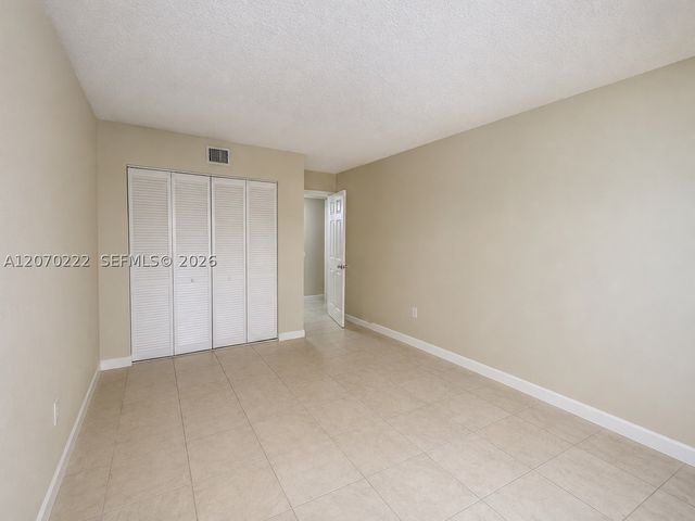 3600 NW 21st St 313, Lauderdale Lakes, FL 33311