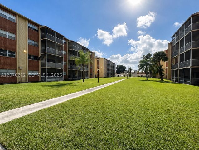3600 NW 21st St 313, Lauderdale Lakes, FL 33311