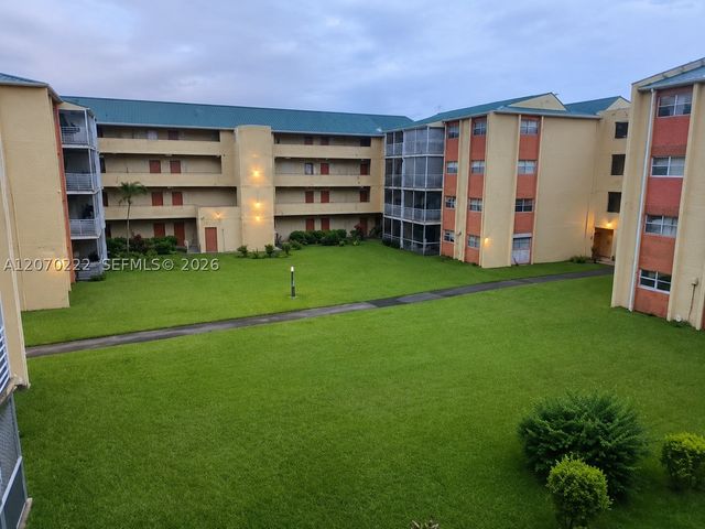 3600 NW 21st St 313, Lauderdale Lakes, FL 33311