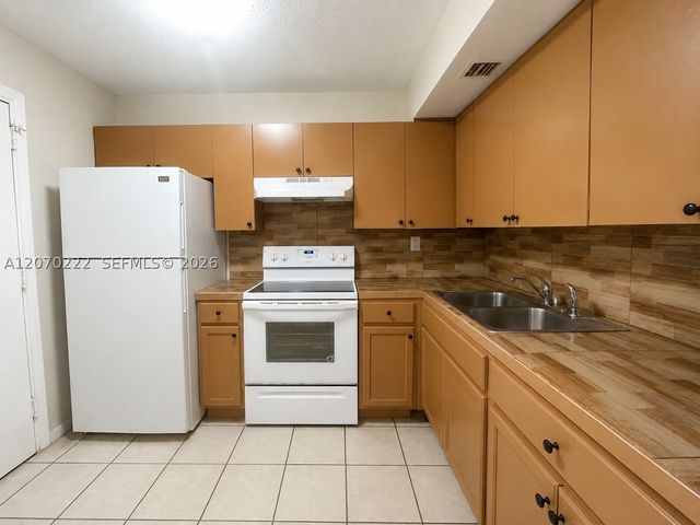 3600 NW 21st St 313, Lauderdale Lakes, FL 33311