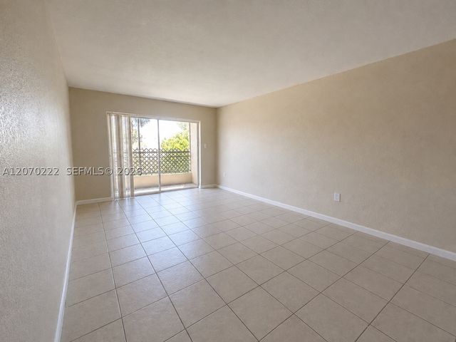 3600 NW 21st St 313, Lauderdale Lakes, FL 33311