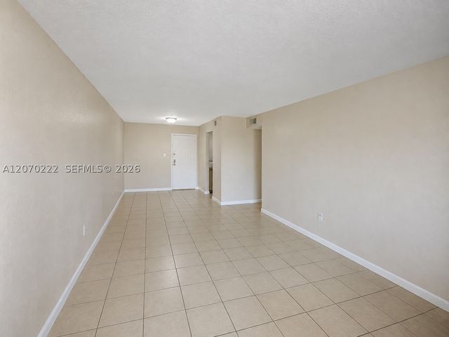 3600 NW 21st St 313, Lauderdale Lakes, FL 33311