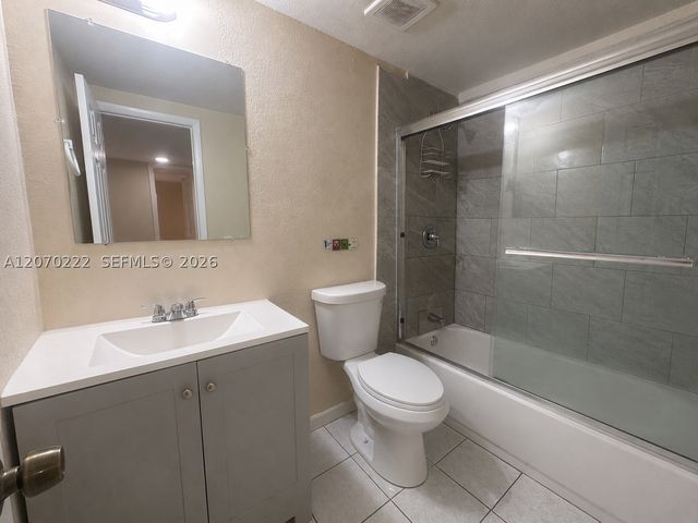 3600 NW 21st St 313, Lauderdale Lakes, FL 33311