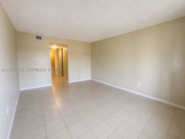 3600 NW 21st St 313, Lauderdale Lakes, FL 33311