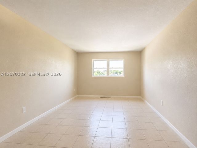 3600 NW 21st St 313, Lauderdale Lakes, FL 33311