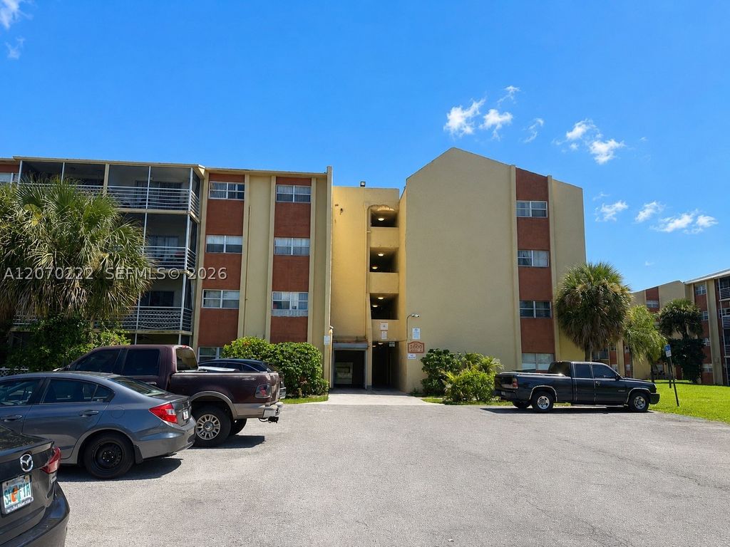 3600 NW 21st St 313, Lauderdale Lakes, FL 33311