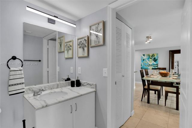 1200 Brickell Bay Dr 3515, Miami, FL 33131