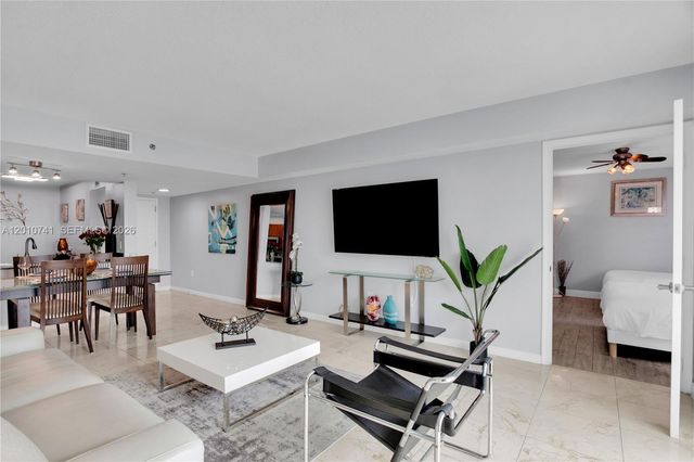 1200 Brickell Bay Dr 3515, Miami, FL 33131