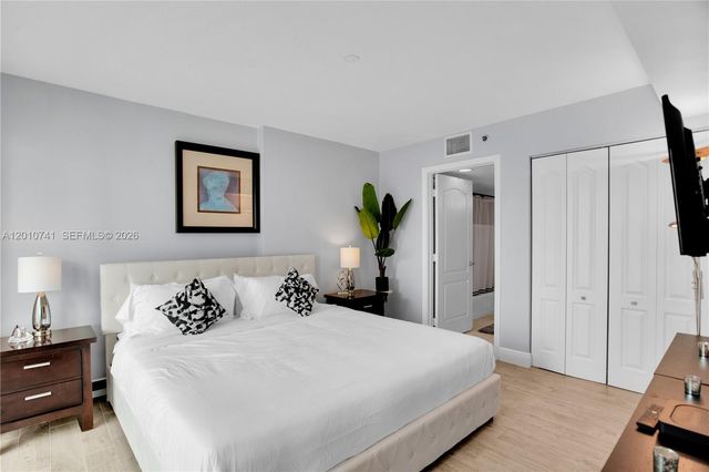 1200 Brickell Bay Dr 3515, Miami, FL 33131