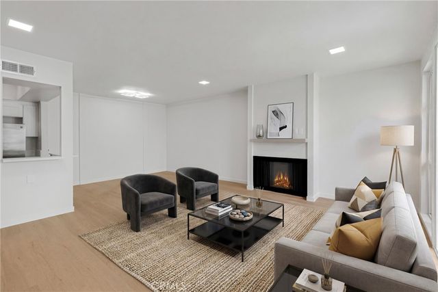 5142 Zelzah 25, Encino, CA 91316