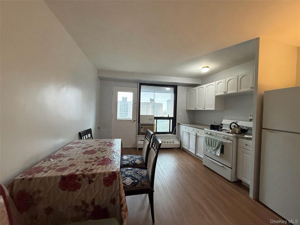 61-35 98 street 10N, Rego Park, NY 11374 — photo 2