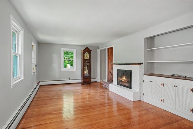 42 Ball St, Northborough, MA 01532