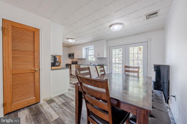 8 BABBLING BROOK RD, Easton, PA 18045