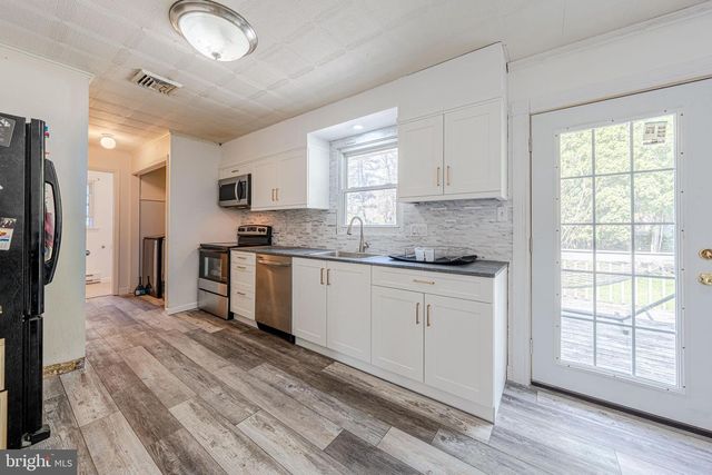 8 BABBLING BROOK RD, Easton, PA 18045