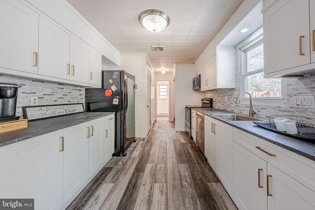 8 BABBLING BROOK RD, Easton, PA 18045