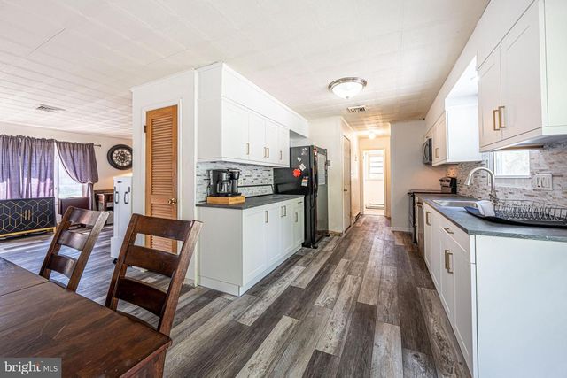 8 BABBLING BROOK RD, Easton, PA 18045