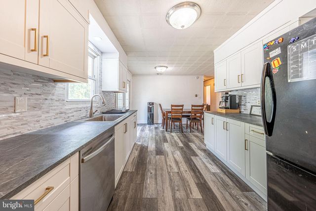 8 BABBLING BROOK RD, Easton, PA 18045