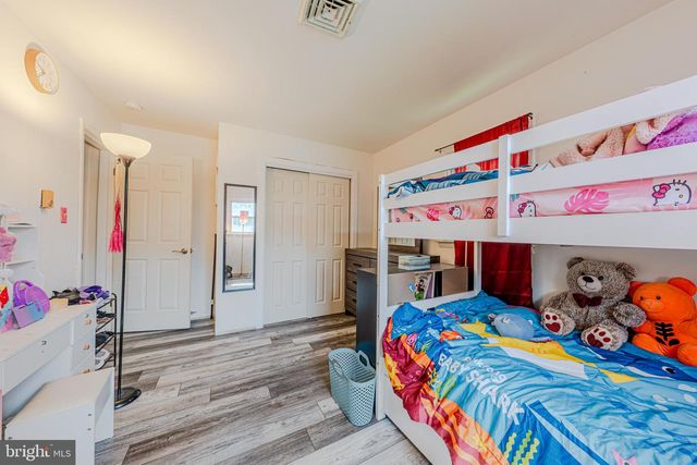 8 BABBLING BROOK RD, Easton, PA 18045