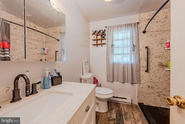 8 BABBLING BROOK RD, Easton, PA 18045