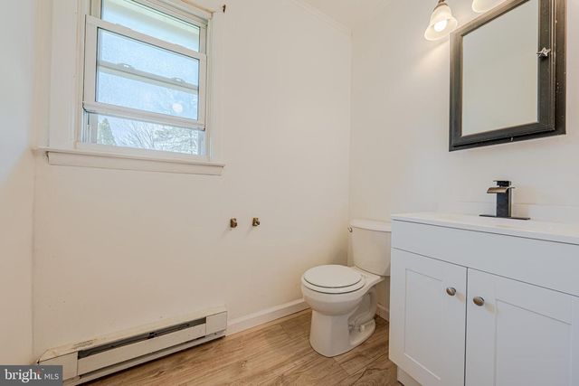 8 BABBLING BROOK RD, Easton, PA 18045
