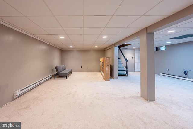 8 BABBLING BROOK RD, Easton, PA 18045