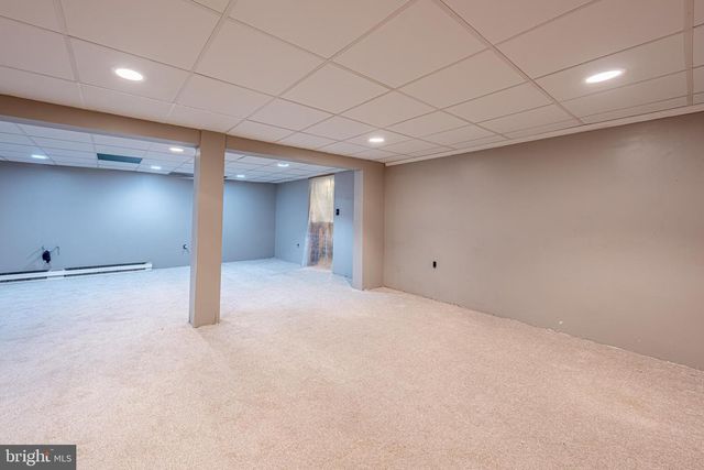 8 BABBLING BROOK RD, Easton, PA 18045
