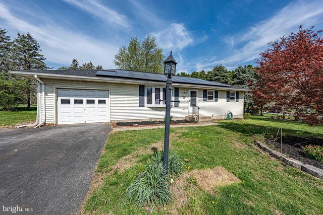 8 BABBLING BROOK RD, Easton, PA 18045