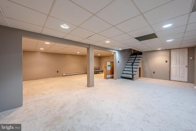 8 BABBLING BROOK RD, Easton, PA 18045