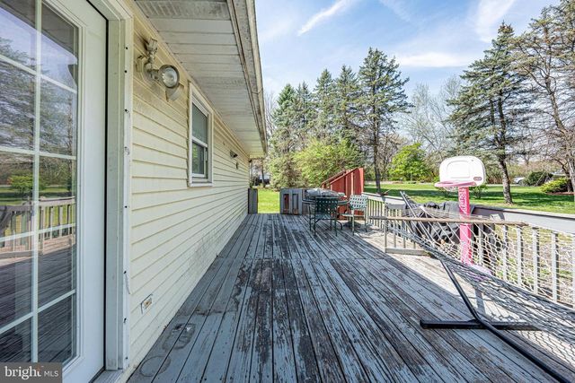 8 BABBLING BROOK RD, Easton, PA 18045