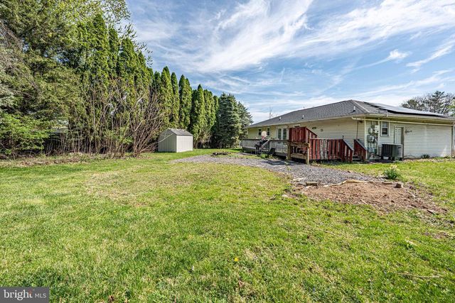 8 BABBLING BROOK RD, Easton, PA 18045
