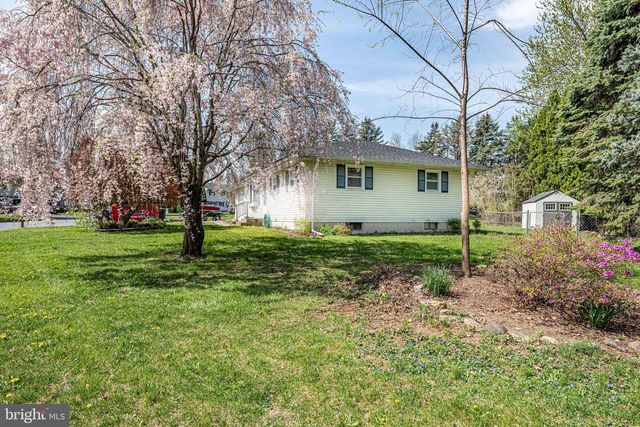 8 BABBLING BROOK RD, Easton, PA 18045