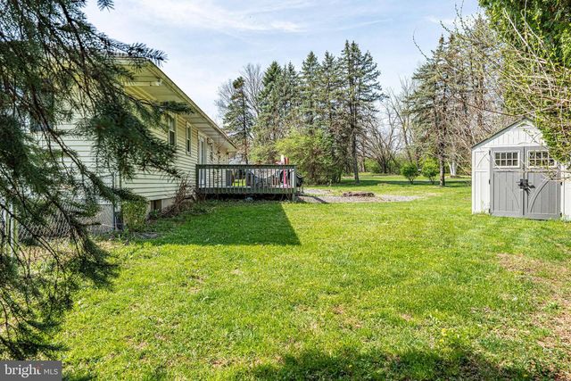 8 BABBLING BROOK RD, Easton, PA 18045