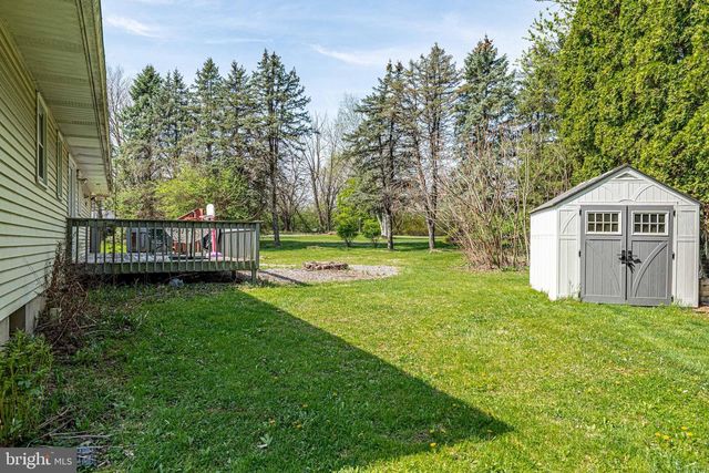 8 BABBLING BROOK RD, Easton, PA 18045