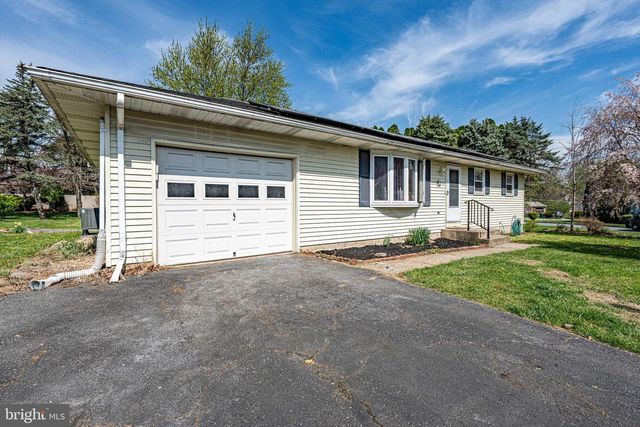 8 BABBLING BROOK RD, Easton, PA 18045