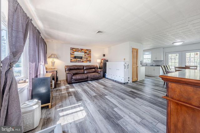8 BABBLING BROOK RD, Easton, PA 18045