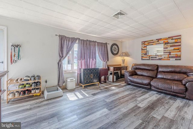 8 BABBLING BROOK RD, Easton, PA 18045