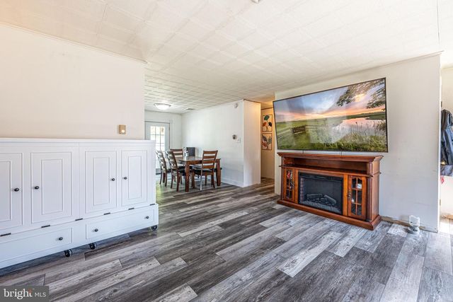 8 BABBLING BROOK RD, Easton, PA 18045