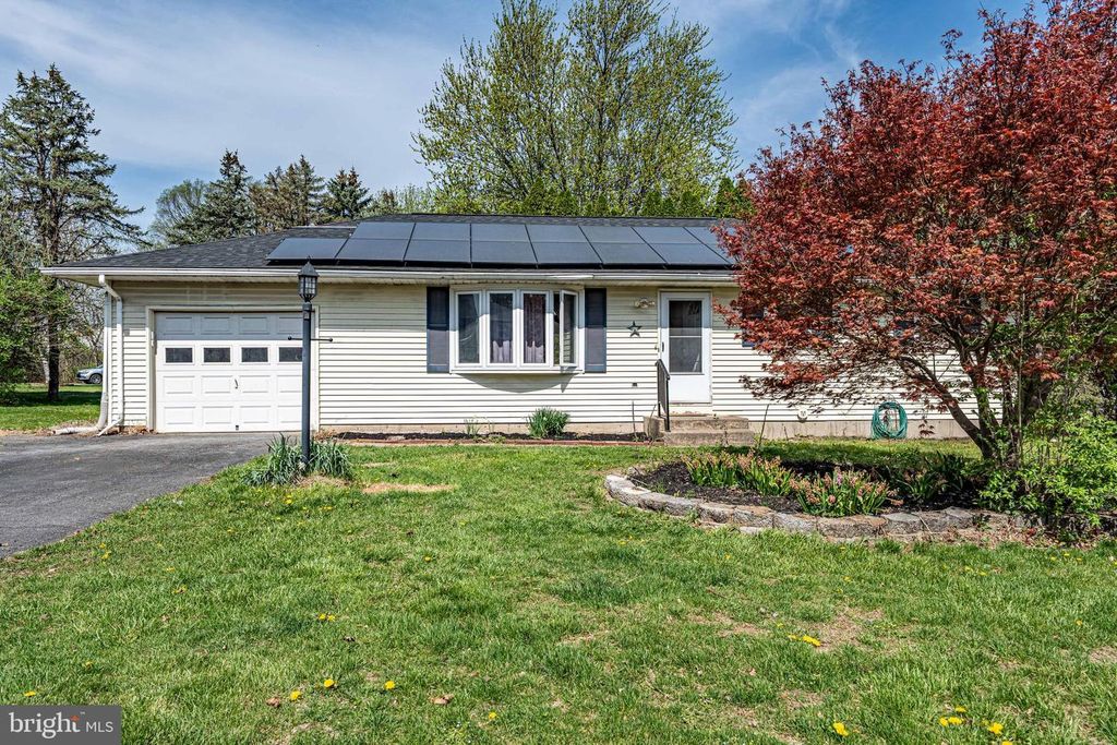 8 BABBLING BROOK RD, Easton, PA 18045