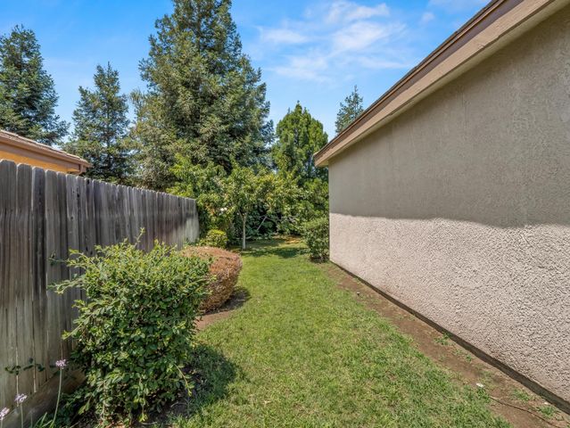 2222 Carson Avenue, Clovis, CA 93611