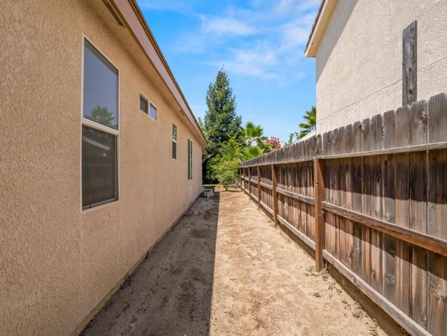 2222 Carson Avenue, Clovis, CA 93611