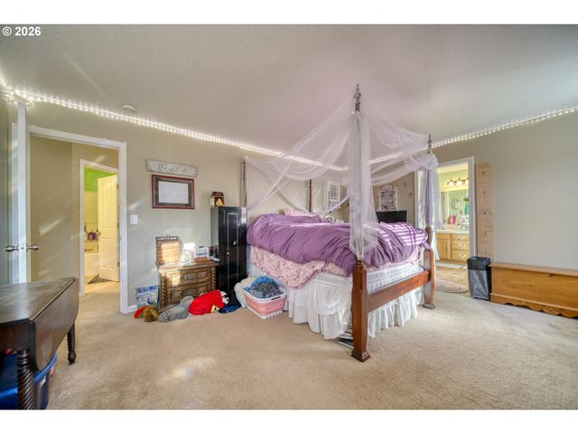 34050 Se Sturgeon St, Scappoose, OR 97056