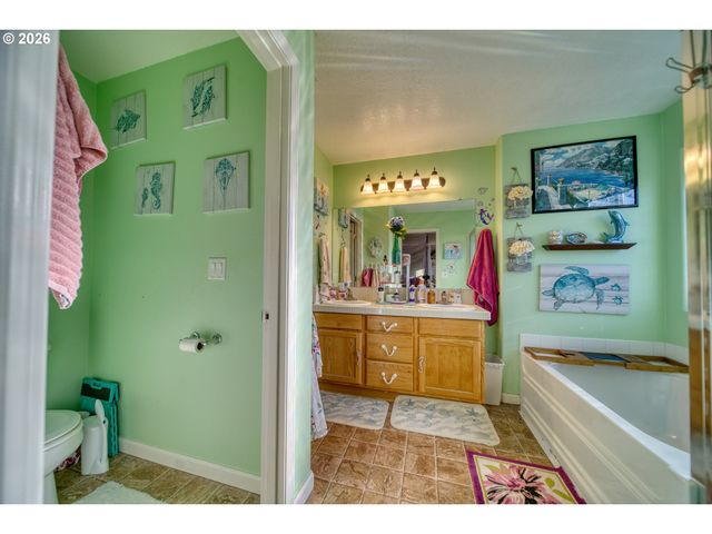 34050 Se Sturgeon St, Scappoose, OR 97056