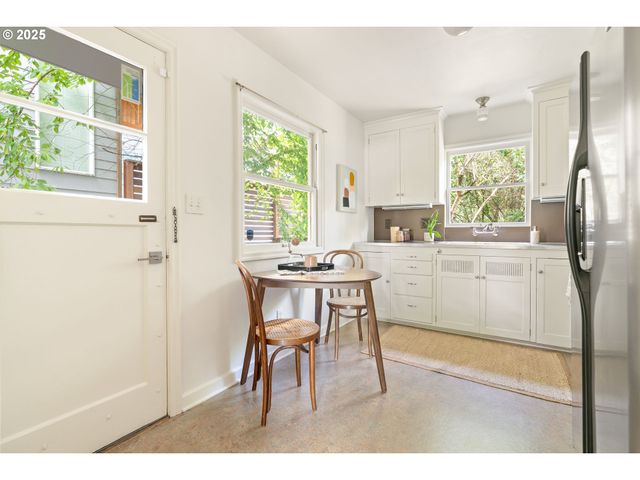2825 Se HAWTHORNE Blvd, Portland, OR 97214