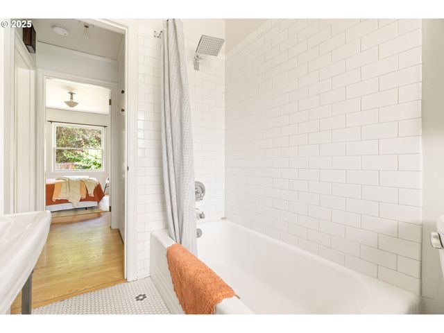 2825 Se HAWTHORNE Blvd, Portland, OR 97214
