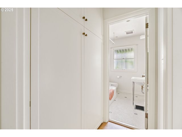 2825 Se HAWTHORNE Blvd, Portland, OR 97214