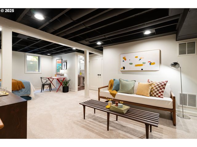 2825 Se HAWTHORNE Blvd, Portland, OR 97214